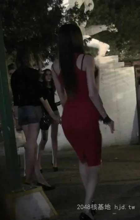 红色包臀裙翘臀的外国大美女-4