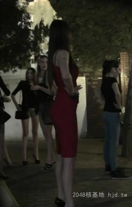 红色包臀裙翘臀的外国大美女-8