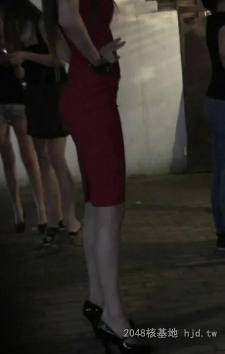 红色包臀裙翘臀的外国大美女-1