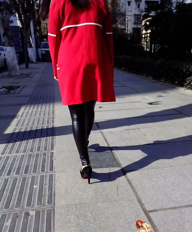 红衣皮裤黑高跟少妇-1