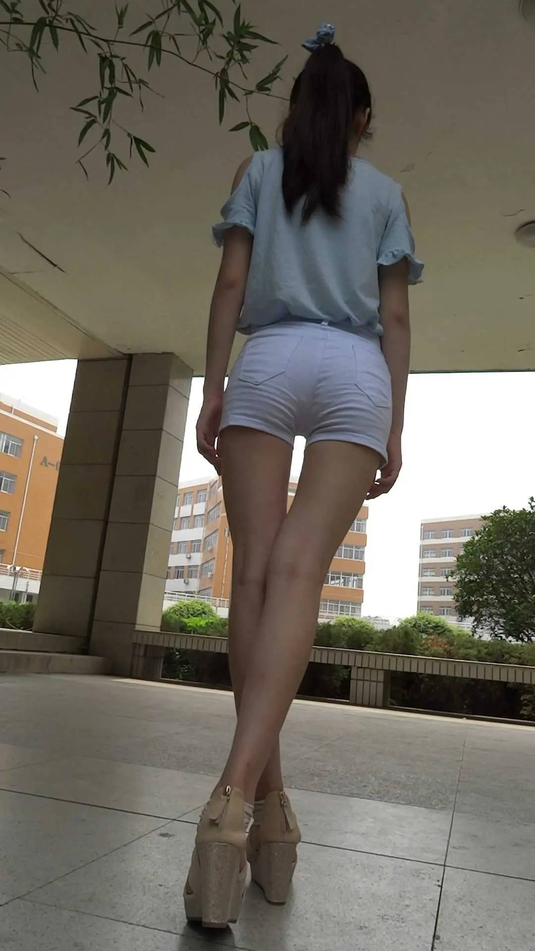 街拍白色紧身短裤美女中间的缝好大-1