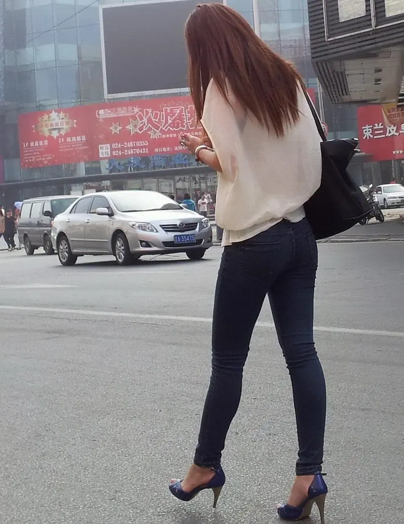 街拍的紧身牛仔裤美女 绝对是性感美腿-7