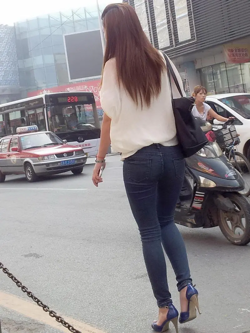 街拍的紧身牛仔裤美女 绝对是性感美腿-8