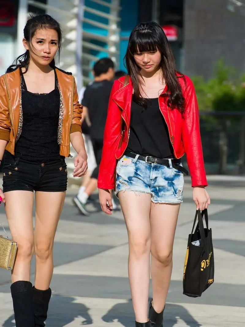 街拍的两个短裤时尚妹妹咖啡色皮衣红色皮衣你喜欢哪个-1