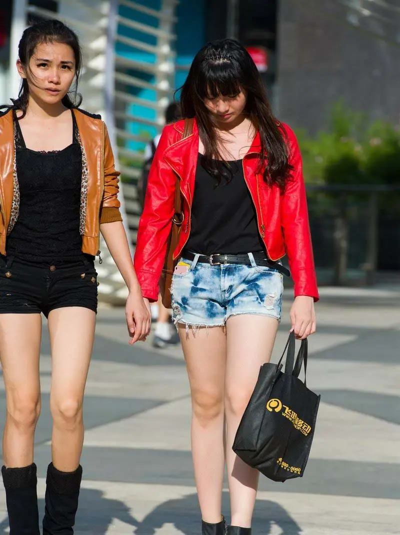 街拍的两个短裤时尚妹妹咖啡色皮衣红色皮衣你喜欢哪个-7