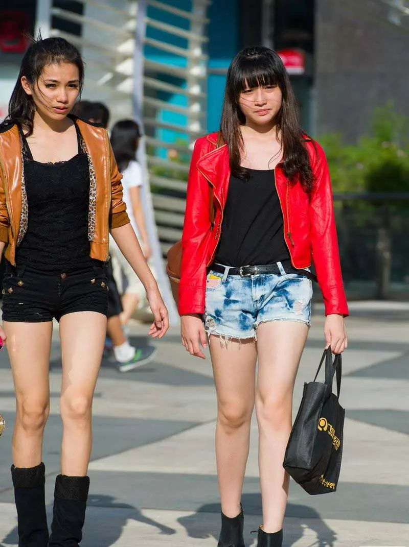 街拍的两个短裤时尚妹妹咖啡色皮衣红色皮衣你喜欢哪个-5