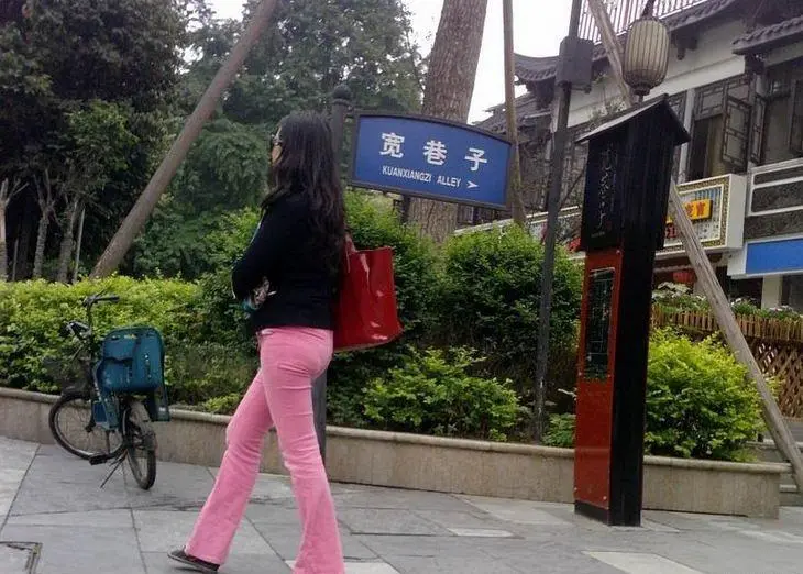 粉红色牛仔裤美女-4
