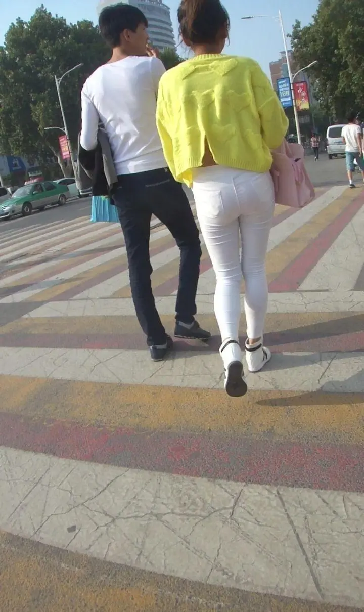 黄衣白色紧身萝莉臀部圆圆很诱人-1