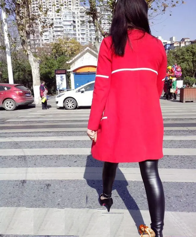 红衣皮裤黑高跟少妇-10