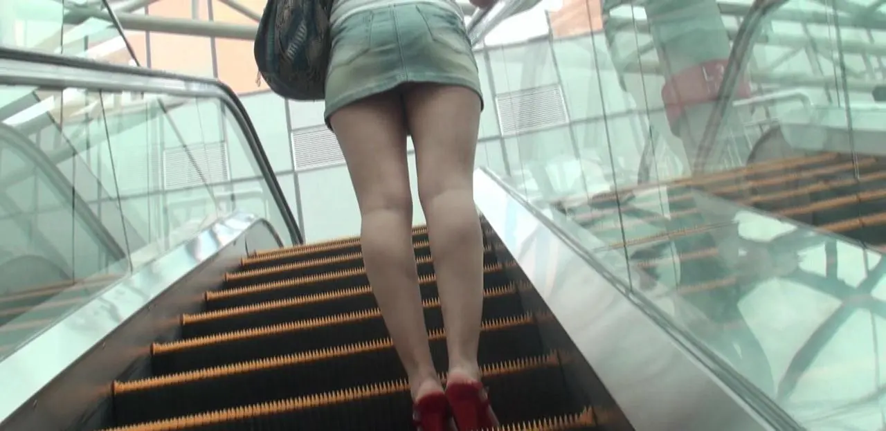 白腿热裤美女坐电梯-7