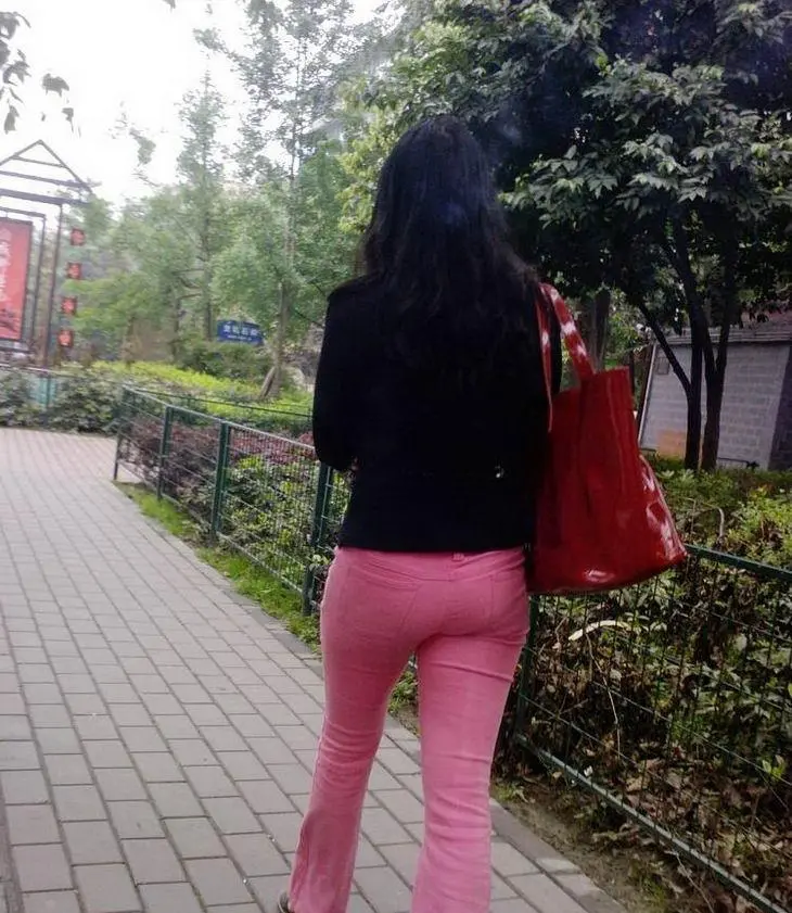 粉红色牛仔裤美女-2
