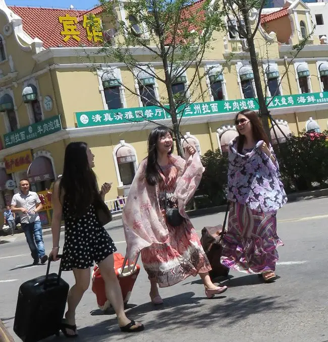 大热天穿着纱巾的3个女子-10