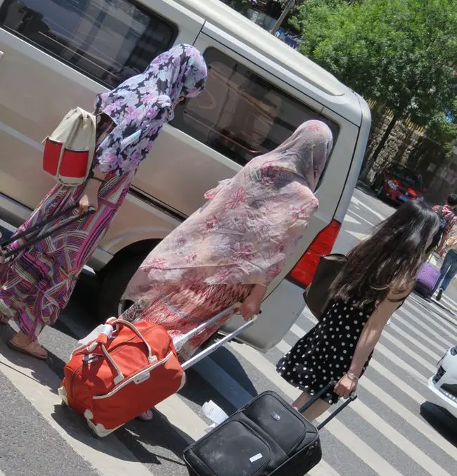 大热天穿着纱巾的3个女子-5