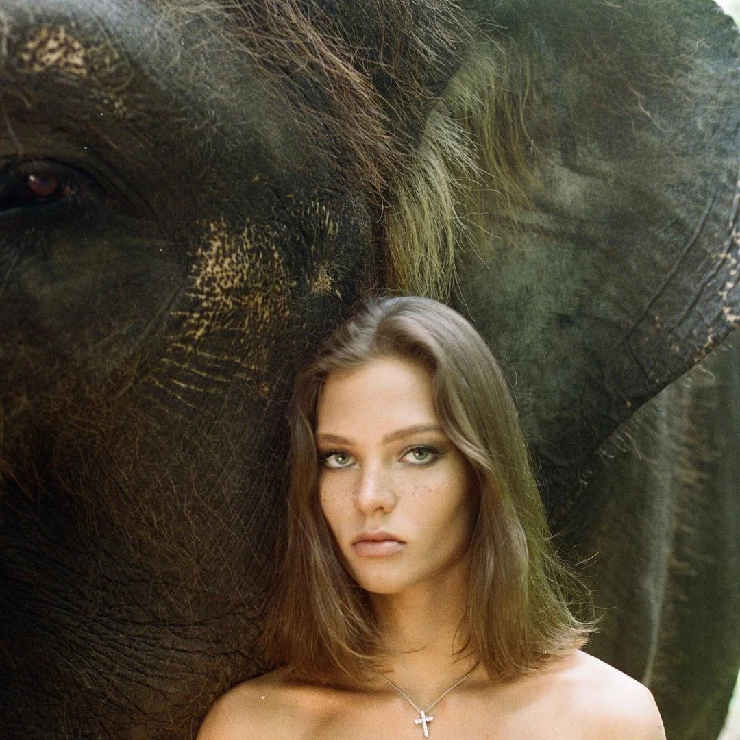美女全裸騎大象惹議 名模《Alesya Kafelnikova》表示愛自然是天性-5