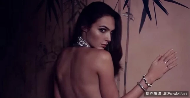 《玩命關頭》 吉賽兒 蓋兒加朵Gal Gadot背部全裸 性感演繹Gucci Bamboo新香水廣告-20