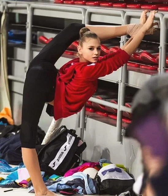 金牌俄羅斯韻律體操選手 Aleksandra Soldatova 柔軟筋骨好身材 我可以-11