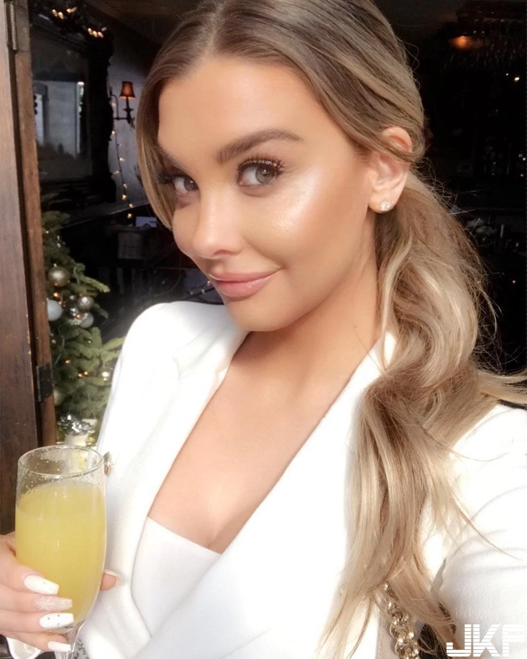 樸素南瓜奶妹 Emily Sears 眼鏡一脫竟變身超火辣酒促-1