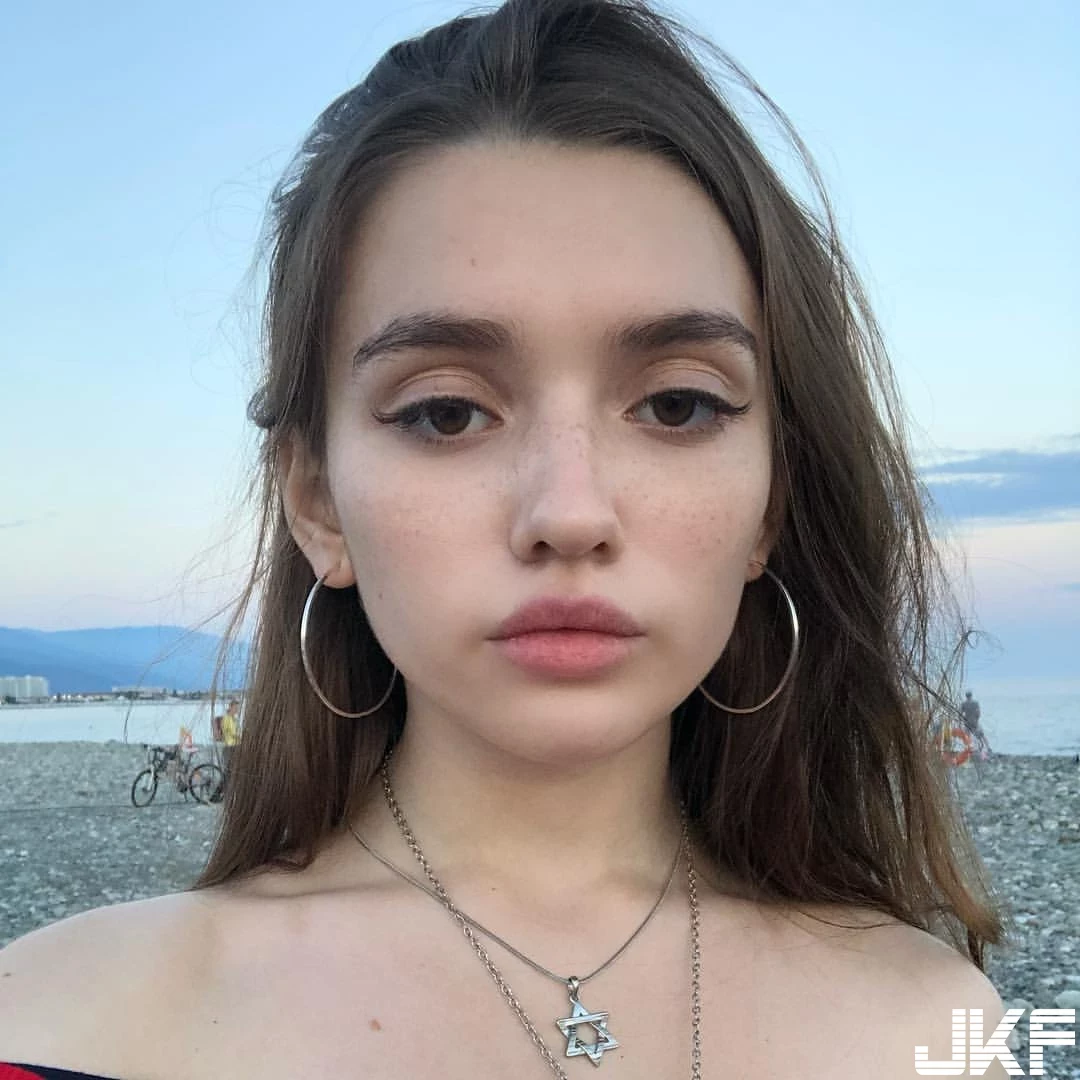 15歲強國妹子 Yana Poplavskaya 海邊大秀 纖腰蜜臀-6