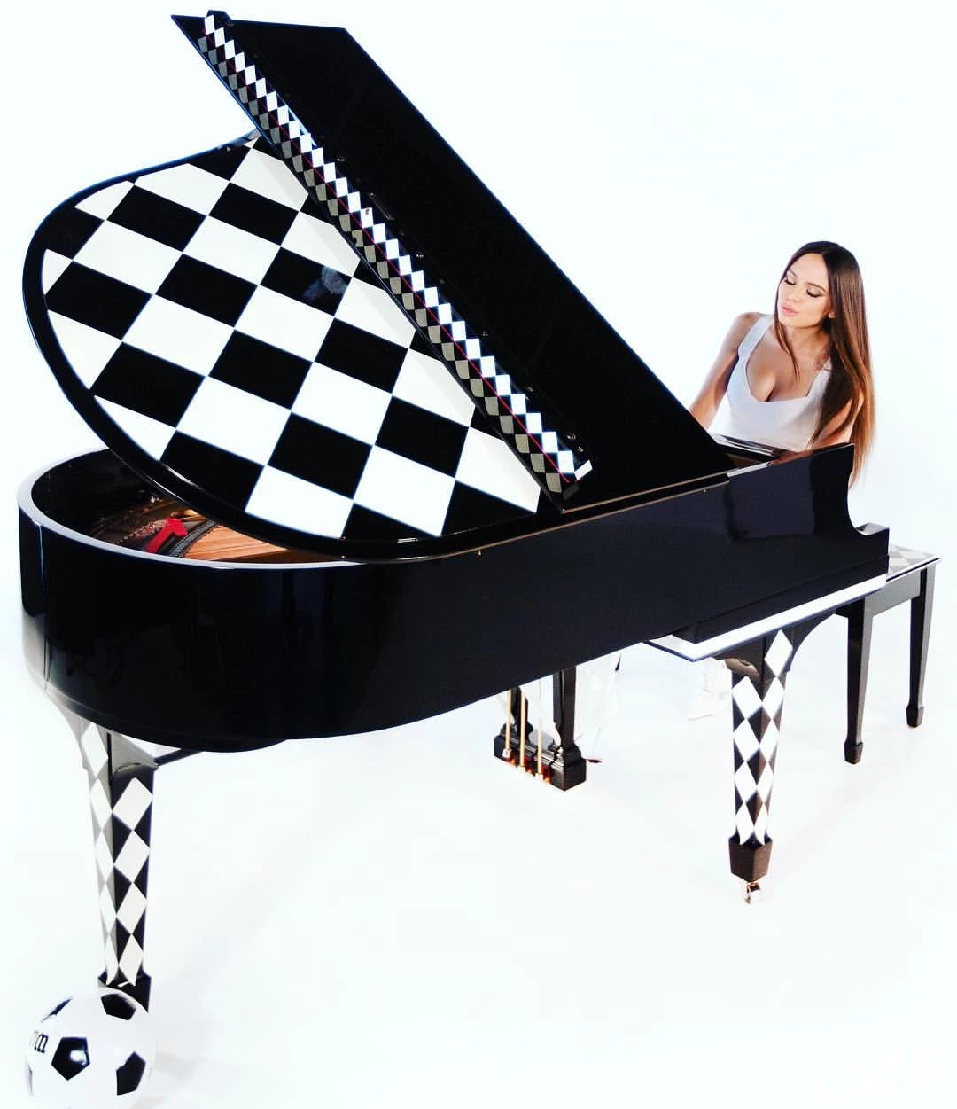 超犯規鋼琴演奏家 Lola Astanova 逆天長腿踩不停 讓人看到硬的超難受-11