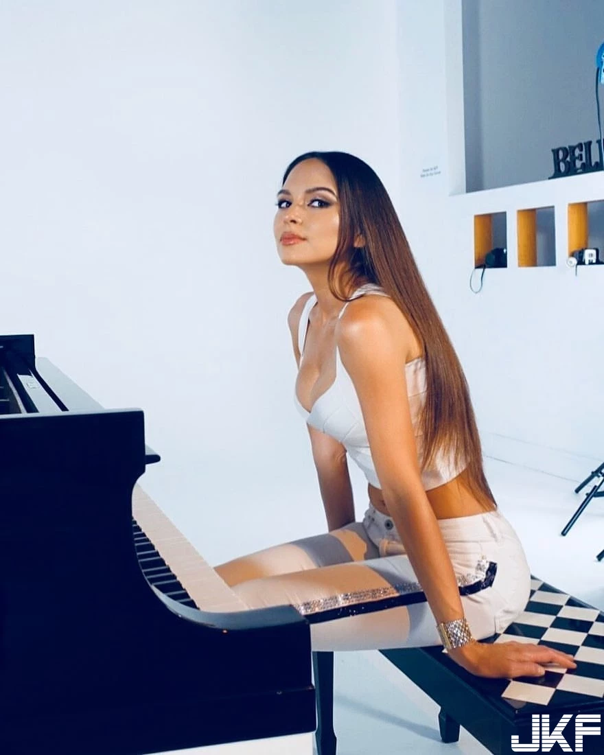 超犯規鋼琴演奏家 Lola Astanova 爆乳洋裝 忘情彈奏-11