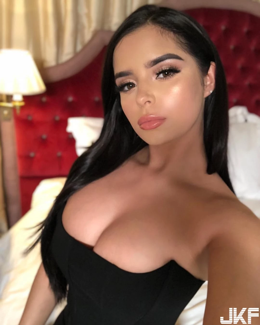 暗黑版賽琳娜 Demi Rose 21歲童顏巨乳身材 好料又多汁 天然水滴奶讓人愛不釋手-2