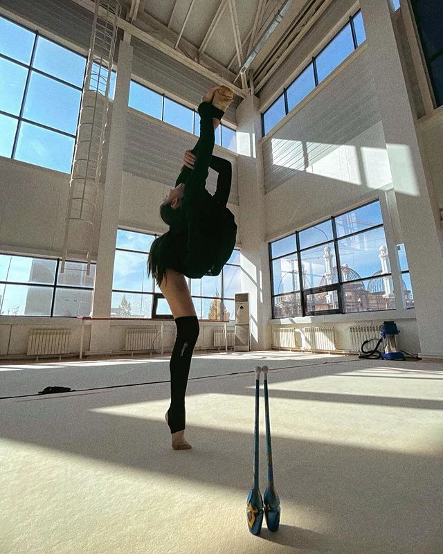 東奧 無頭人 參賽 體操正妹《Alina Adilkhanova》挑戰極限成靈異照片-3