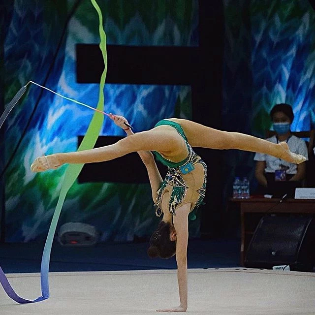 東奧 無頭人 參賽 體操正妹《Alina Adilkhanova》挑戰極限成靈異照片-5