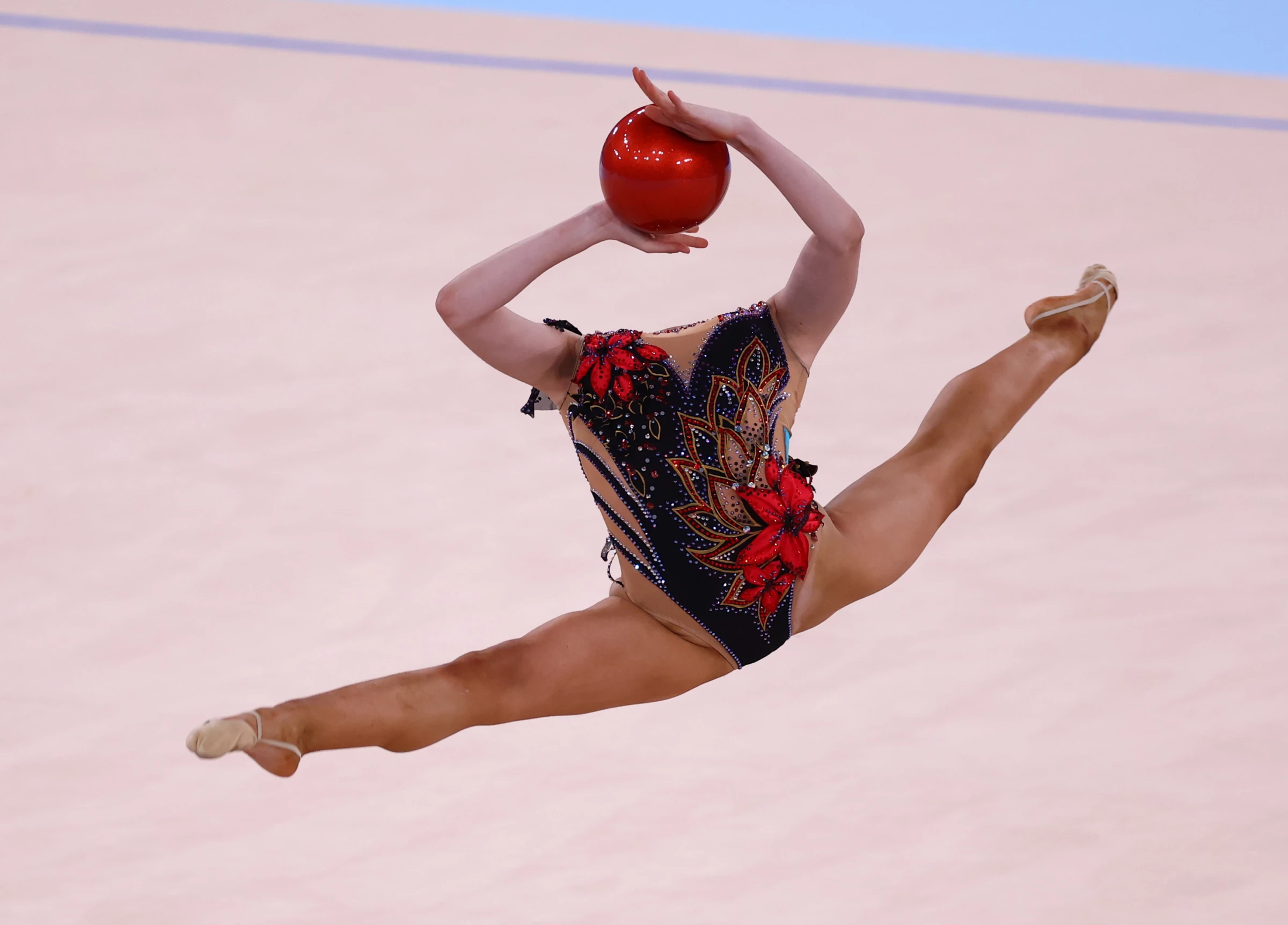 東奧 無頭人 參賽 體操正妹《Alina Adilkhanova》挑戰極限成靈異照片-6