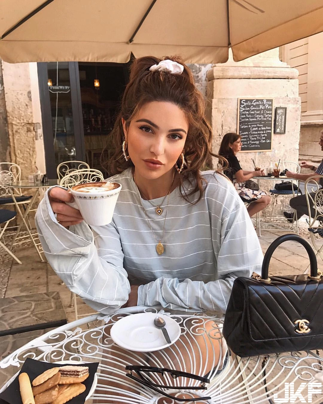 逛個街卻驚見時尚辣模 Negin Mirsalehi 撇八字奶喝下午茶 她的粉絲竟有1 5個台灣-9