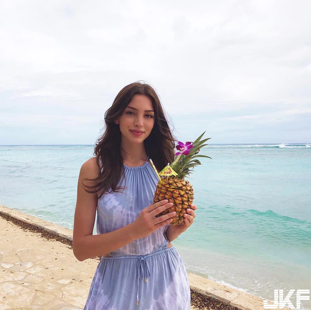 IG百萬女神 Celine Farach 上空 豪露嫩乳 一掀極品身材-15