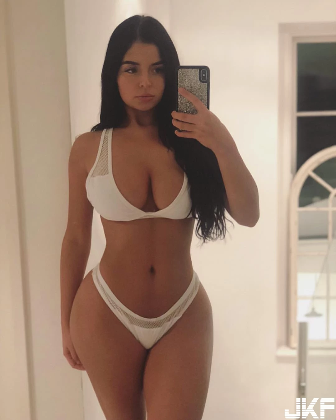 不敢置信的巨乳辣模 Demi Rose-10