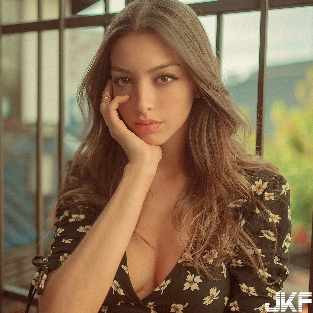 20歲爆紅辣模 Celine Farach 完美身材-18