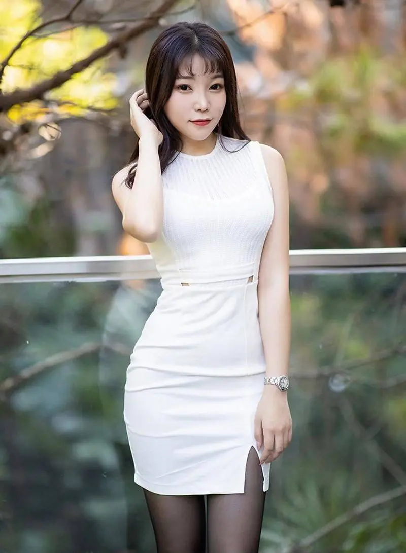 白色连衣裙黑丝高跟-2