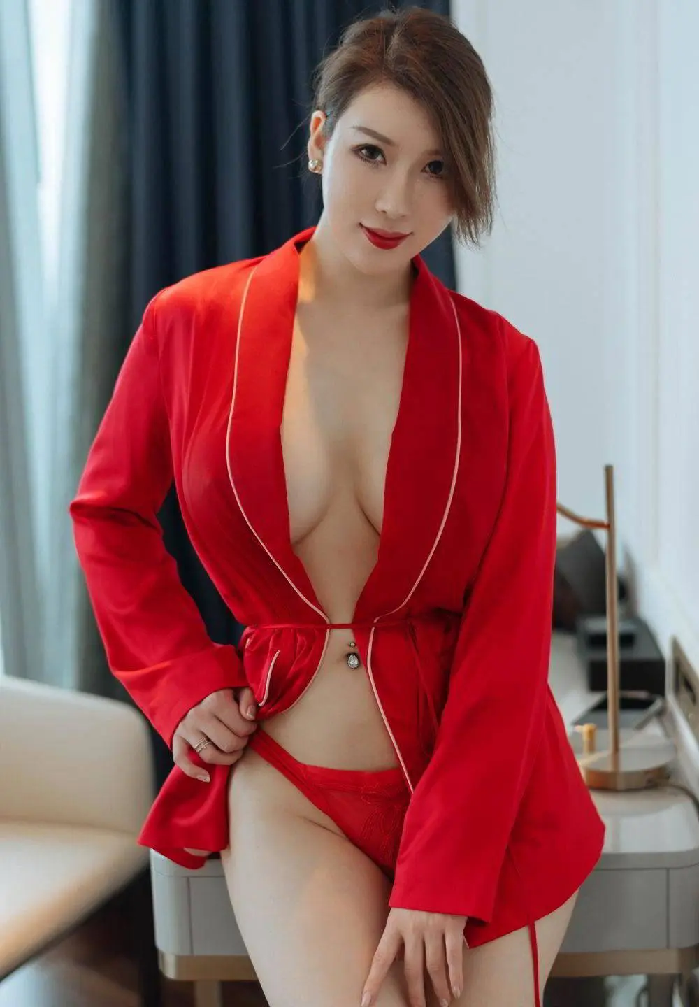 美艳模特红色西装里的豪乳乍现-1